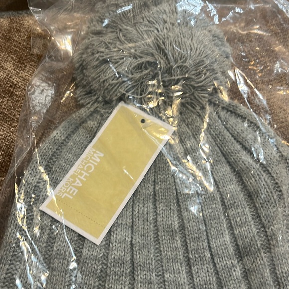 NWT MICHAEL Michael Kors Gray Knit Pom-Pom Hat - Picture 3 of 5